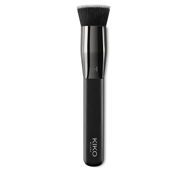 Płasko ścięty pędzel z włókien syntetycznych do nakładania kosmetyków w płynie lub w piance - Face 05 Round Foundation Brush - KIKO MILANO